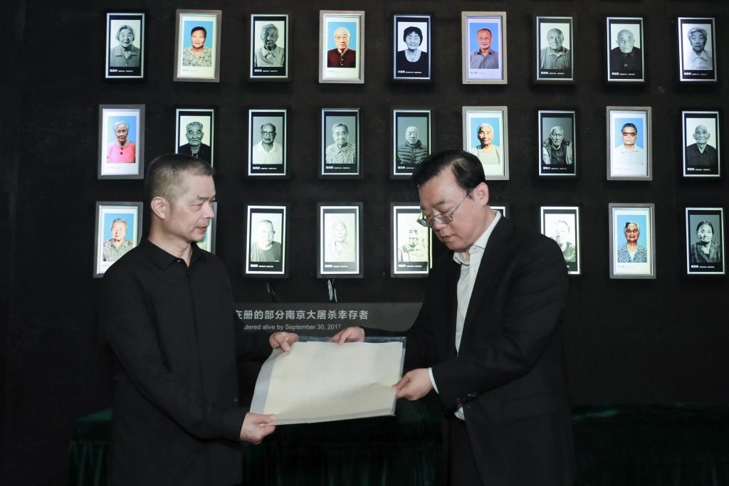 南京大屠殺幸存者高如琴的兒子向軍向侵華日軍南京大屠殺遇難同胞紀(jì)念館捐贈高如琴老人相關(guān)物品。（侵華日軍南京大屠殺遇難同胞紀(jì)念館供圖）