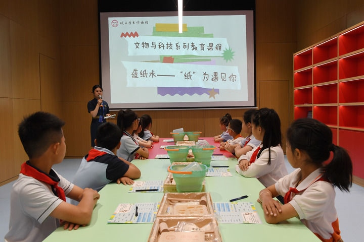 2024年5月18日，小學(xué)生在陜西歷史博物館秦漢館參加“文物與科技”系列教育課程。新華社記者 李一博 攝