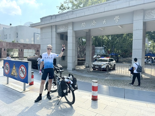近日，同濟(jì)大學(xué)建筑與城市規(guī)劃學(xué)院Ole Bouman教授順利抵達(dá)上海。校方供圖