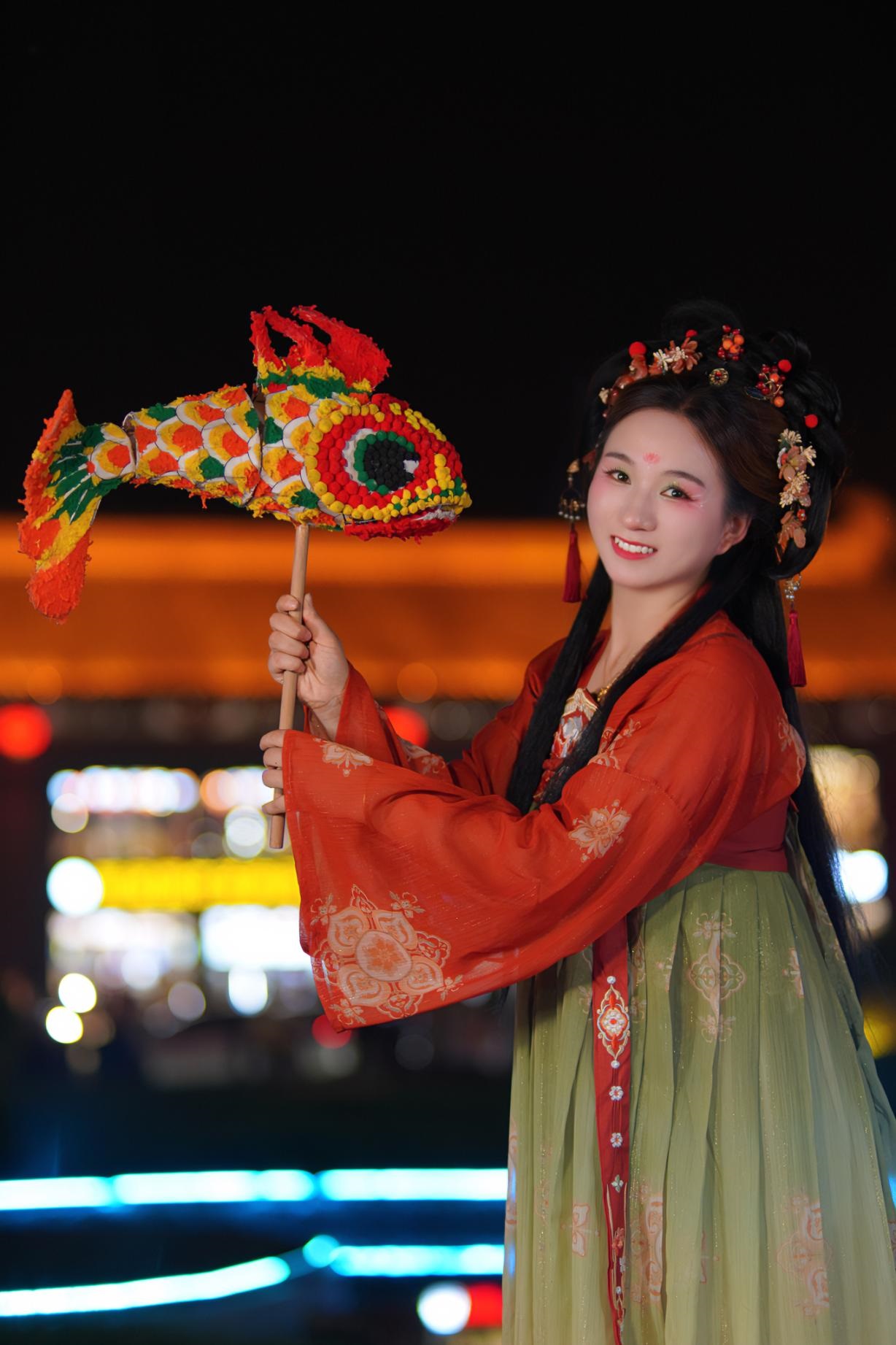 游客身穿漢服漫步在西安大唐不夜城。受訪者供圖