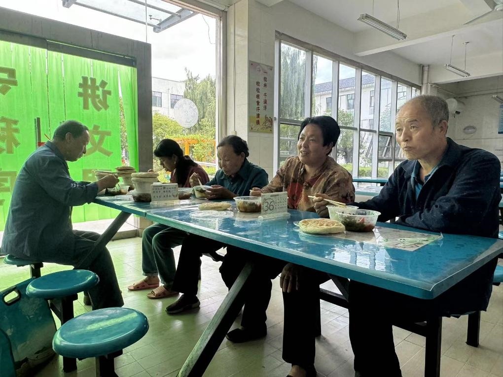 圖為鳳縣河口鎮(zhèn)中心小學臨時安置點內正在吃飯的受災群眾。新華社記者 劉彤 攝