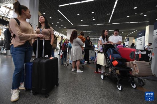 7月19日，受影響航班的旅客在巴西首都巴西利亞機(jī)場(chǎng)等待。新華社發(fā)（盧西奧·塔沃拉 攝）