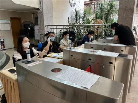 廣州市越秀區(qū)教育局現(xiàn)場審核返區(qū)生辦理材料，采用“提前網(wǎng)上預(yù)約、現(xiàn)場分批辦理”的方式進(jìn)行。廣州市越秀區(qū)教育局供圖