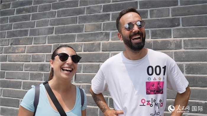 圖為西班牙籍游客塔瑪拉·魯伊斯·查莫羅（左）和馬克·普拉達(dá)·巴約納（右）。人民網(wǎng)記者 吳超嵐攝