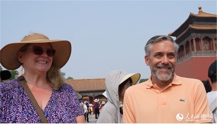 圖為來自美國拉斯維加斯的游客格雷琴·拉森 （Gretchen Larsen）（左）和她的丈夫埃里克·拉森（Eric Larsen）（右）。人民網(wǎng)記者 吳超嵐攝