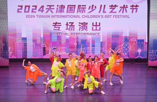 7月22日，來(lái)自俄羅斯的舞蹈團(tuán)演員在藝術(shù)節(jié)上展演。新華社記者 趙子碩 攝