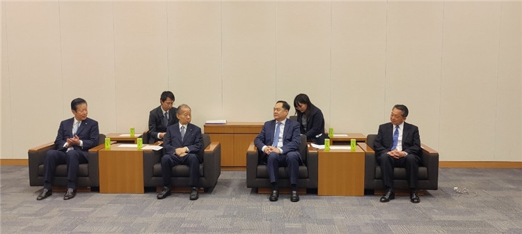 4月11日，楊萬(wàn)明會(huì)長(zhǎng)在東京會(huì)見(jiàn)日中友好議員聯(lián)盟會(huì)長(zhǎng)二階俊博（左二）。中國(guó)人民對(duì)外友好協(xié)會(huì)供圖