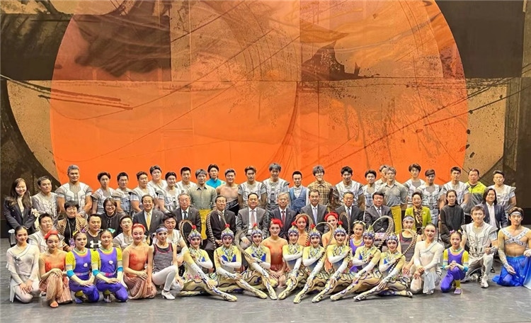 4月12日，中國(guó)人民對(duì)外友好協(xié)會(huì)會(huì)長(zhǎng)楊萬(wàn)明、駐日大使吳江浩及來(lái)自36國(guó)70位駐日使節(jié)代表等現(xiàn)場(chǎng)觀看中國(guó)雜技團(tuán)東京公演。中國(guó)人民對(duì)外友好協(xié)會(huì)供圖