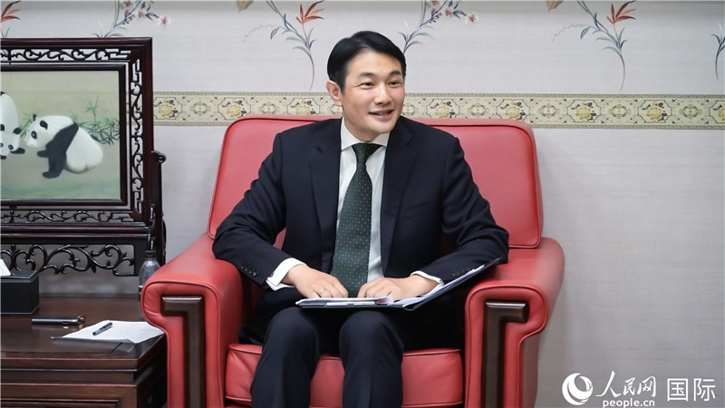 使館發(fā)言人畢海波公參介紹黨的二十屆三中全會情況并回答記者提問。人民網(wǎng) 郭錦標(biāo)攝