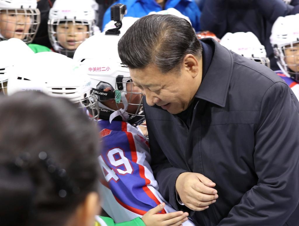 2017年2月24日，習(xí)近平總書記在北京五棵松體育中心考察時同青少年冰球愛好者“撞肩”，表示相互問候。新華社記者 丁林 攝