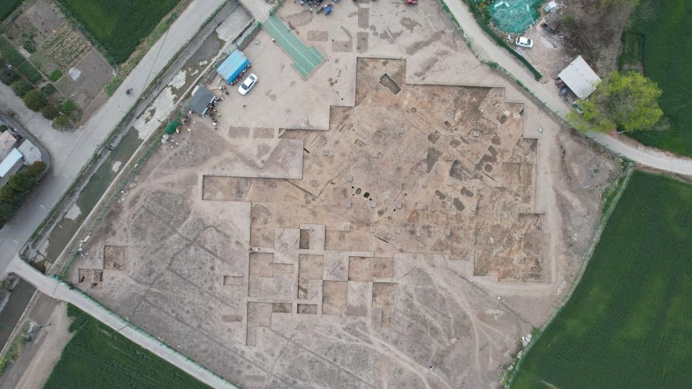 這是2024年3月23日拍攝的四川省廣漢市三星堆遺址發(fā)掘區(qū)（無人機(jī)照片）。新華社發(fā)（四川省文物考古研究院供圖）