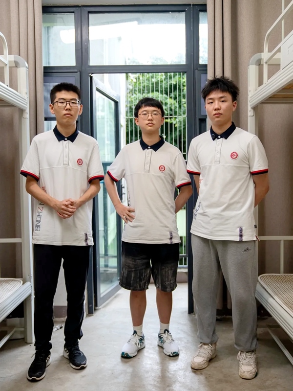 三名同學(xué)在宿舍合影。清華大學(xué)供圖