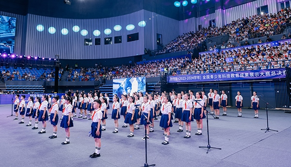 開幕式現(xiàn)場(chǎng)，學(xué)生們朗誦“科技強(qiáng)國(guó) 未來有我” 。主辦方供圖