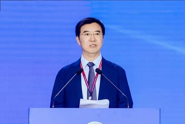 杜玉波在第八屆產(chǎn)教融合發(fā)展大會上作主旨報(bào)告。中國高等教育學(xué)會供圖