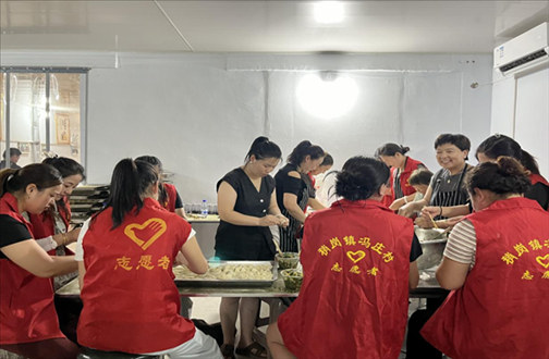 志愿者在以孝治家大食堂工作。（受訪者供圖）