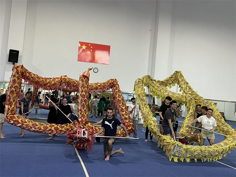 在中國和巴西共迎兩國建交50周年之際，巴西圣保羅州立大學(xué)孔子學(xué)院今年7月成功組織多批、近40名巴西青少年來華進(jìn)行短期訪問交流，圖為訪問團(tuán)成員在中國參加文化體驗活動。 巴西圣保羅州立大學(xué)孔子學(xué)院供圖