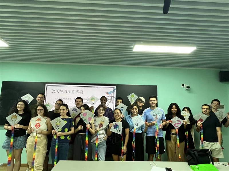 在中國和巴西共迎兩國建交50周年之際，巴西圣保羅州立大學(xué)孔子學(xué)院今年7月成功組織多批、近40名巴西青少年來華進(jìn)行短期訪問交流，圖為訪問團(tuán)成員參加文化體驗活動。 巴西圣保羅州立大學(xué)孔子學(xué)院供圖