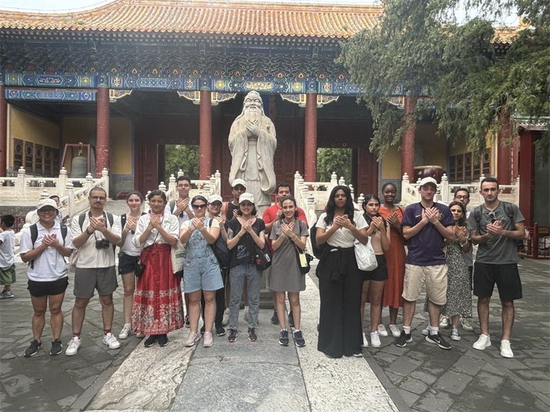 在中國和巴西共迎兩國建交50周年之際，巴西圣保羅州立大學(xué)孔子學(xué)院今年7月成功組織多批、近40名巴西青少年來華進(jìn)行短期訪問交流，圖為訪問團(tuán)成員參加文化體驗活動。 巴西圣保羅州立大學(xué)孔子學(xué)院供圖
