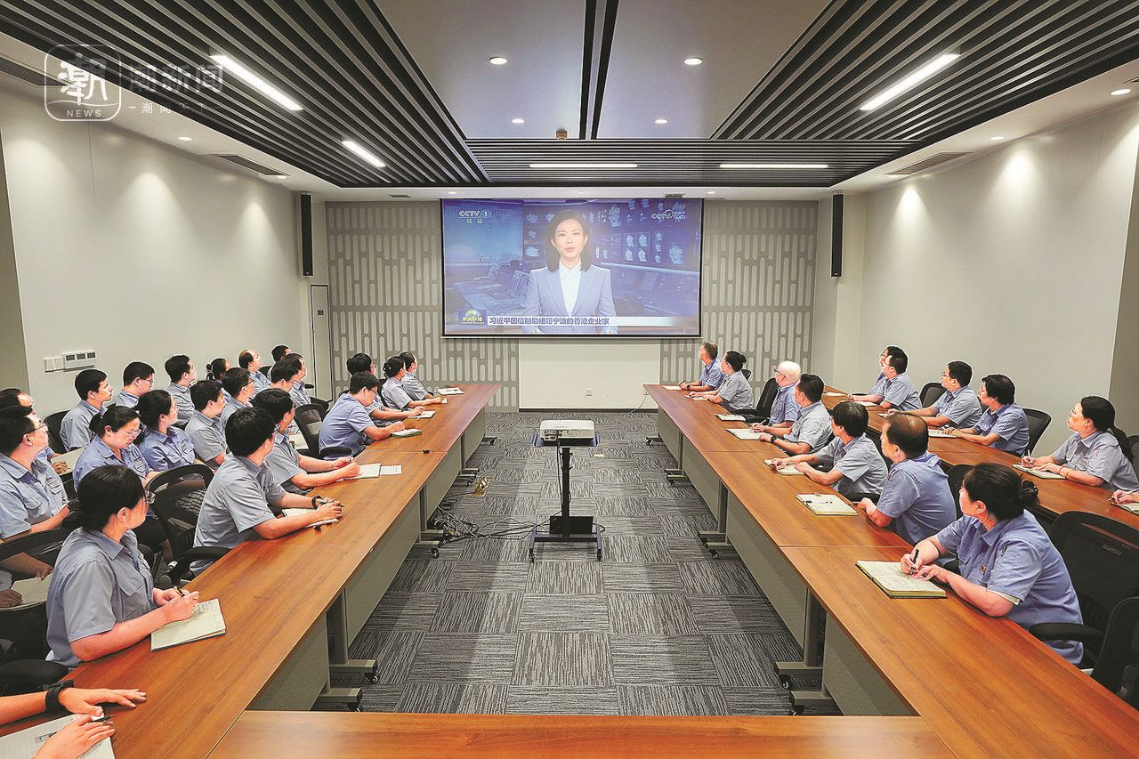 2024年8月1日晚，寧波永新光學(xué)股份有限公司員工集體觀看央視《新聞聯(lián)播》關(guān)于國(guó)家主席習(xí)近平給包陪慶、曹其鏞等祖籍寧波的香港企業(yè)家回信的報(bào)道。潮新聞?dòng)浾?賀元?jiǎng)P 彭鵬 周旭輝 攝