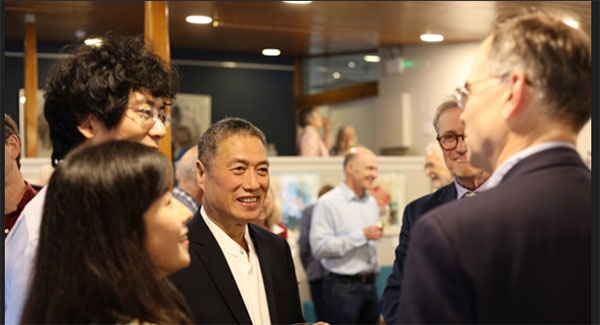 盧中見與嘉賓交流中國畫。許晉熙攝