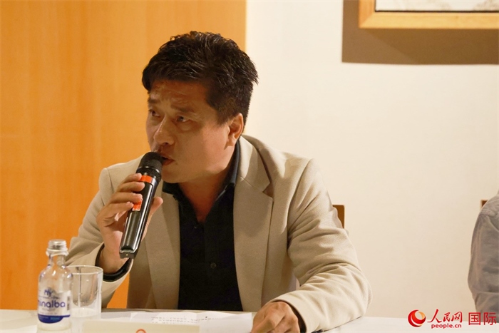 巴西中國(guó)浙江商會(huì)會(huì)長(zhǎng)鄭俠茂在座談會(huì)上致辭。人民網(wǎng)記者 陳海琪攝