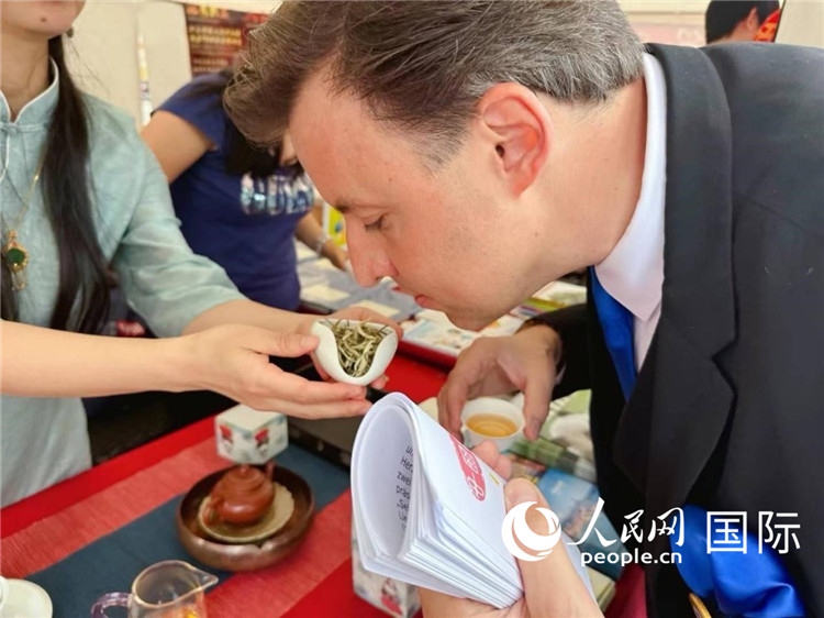 德國市民品鑒中國茶。人民網記者 劉赫攝