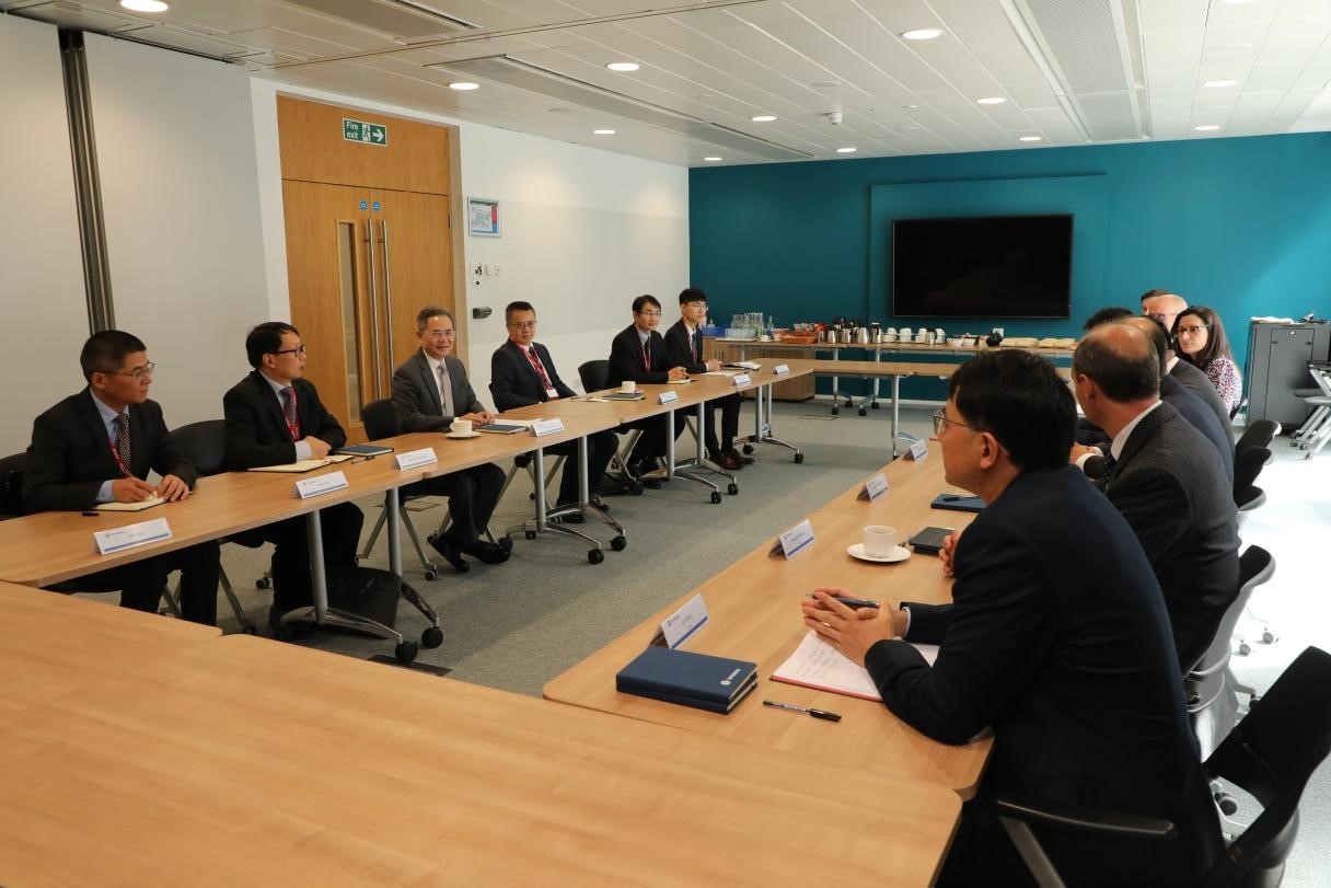 圖為中國駐英國大使鄭澤光與項目運營團隊及企業(yè)合作機構(gòu)負責人座談現(xiàn)場。中國駐英國使館供圖