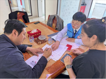 棋蒙政務(wù)企業(yè)服務(wù)中心幫辦代辦員為高老先生上門辦理業(yè)務(wù)。鄂托克旗政務(wù)服務(wù)與數(shù)據(jù)管理局供圖