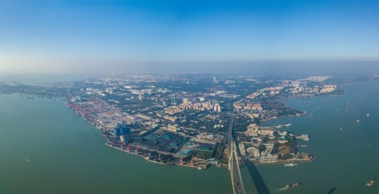 海南自貿(mào)港重點(diǎn)園區(qū)——洋浦經(jīng)濟(jì)開發(fā)區(qū)（2023年12月31日攝，無人機(jī)全景照片）。新華社記者 蒲曉旭 攝
