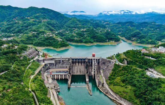 這是陜西安康水電站大壩（2024年6月21日攝，無人機(jī)照片）。新華社記者 蔡湘鑫 攝