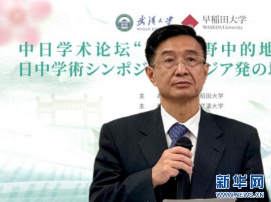 圖為中國(guó)駐日本大使館教育處公使銜參贊杜柯偉發(fā)表致辭。（武漢大學(xué)供圖）