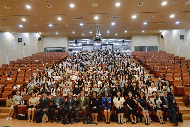 8月5日，第十一屆在韓國際中文教育志愿者崗中培訓(xùn)舉行開班儀式。圖為活動(dòng)現(xiàn)場(chǎng)合影。 教育部中外語言交流合作中心供圖