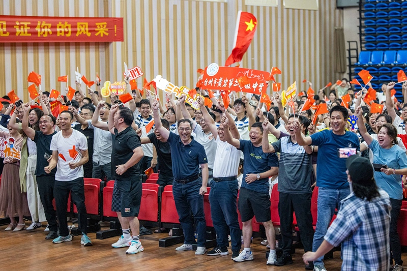 北京時(shí)間7月27日，2024年巴黎奧運(yùn)會(huì)首個(gè)比賽日，在射擊10米氣步槍混合團(tuán)體比賽中，中國(guó)選手黃雨婷/盛李豪獲得金牌。圖為黃雨婷的母校師生們通過(guò)收看奧運(yùn)直播的方式為她加油助威。