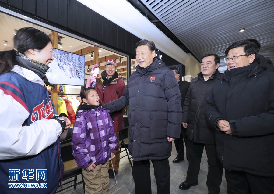 2017年1月23日，習(xí)近平總書記在河北省張家口市考察北京冬奧會(huì)籌辦工作。這是習(xí)近平在云頂滑雪場(chǎng)雪具大廳同游客和滑雪愛好者親切交談。新華社記者 蘭紅光 攝