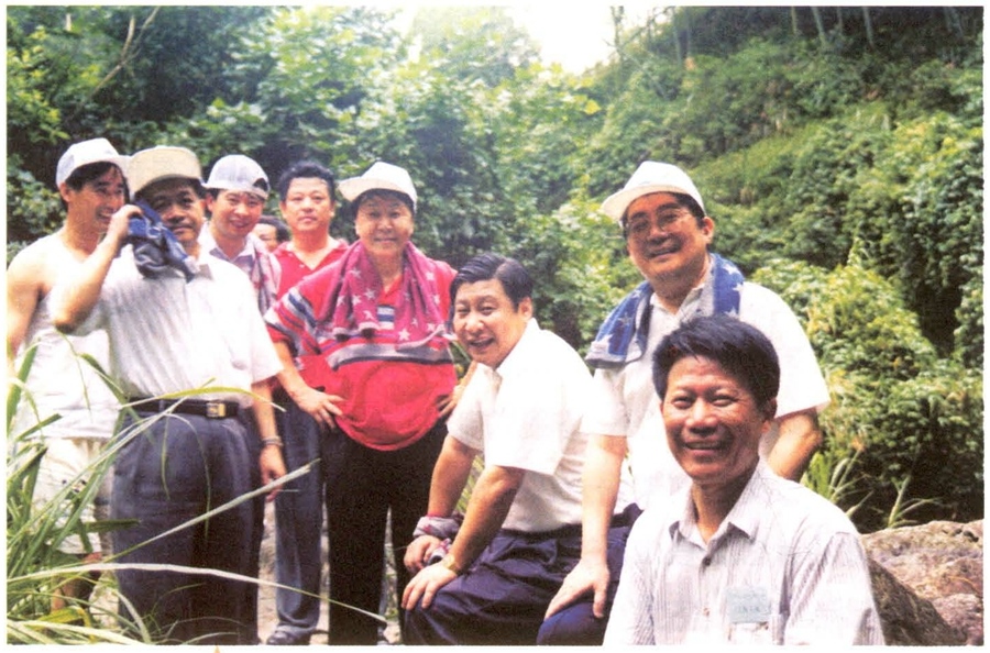1999年6月，習(xí)近平在福州森林公園參加紀(jì)念毛主席“發(fā)展體育運(yùn)動(dòng)，增強(qiáng)人民體質(zhì)”題詞47周年登山健身活動(dòng)。（資料照片，來源：《習(xí)近平在福建》（下））