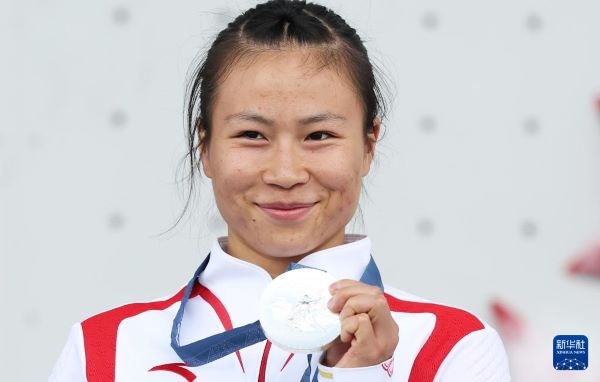 北京時間8月7日，在巴黎奧運會攀巖女子速度賽比賽中，中國選手鄧麗娟獲得銀牌。圖為亞軍中國選手鄧麗娟在頒獎儀式上。新華社記者 高靜 攝