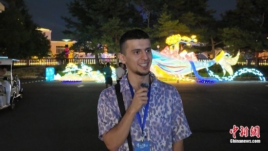 圖為外籍青年李浩然接受采訪。曹淼欣 攝