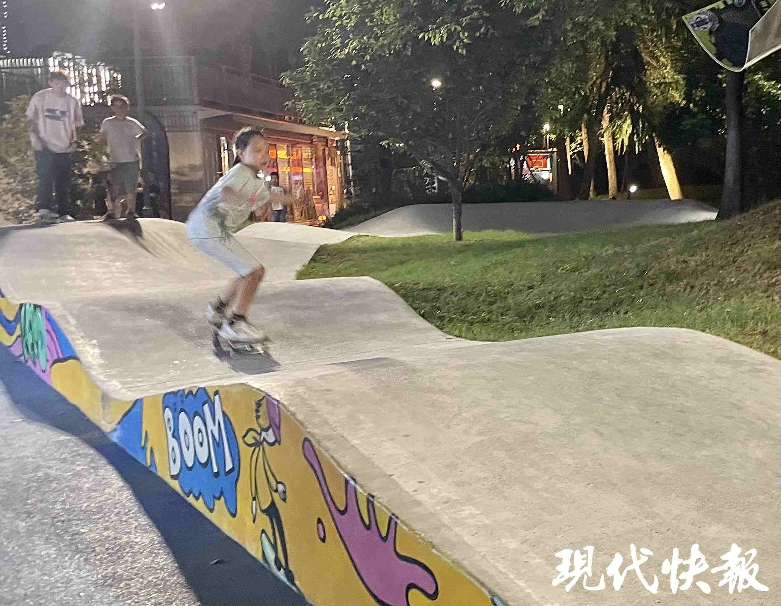 南京西城·夜未央的滑板場地上，一群青少年正在玩滑板