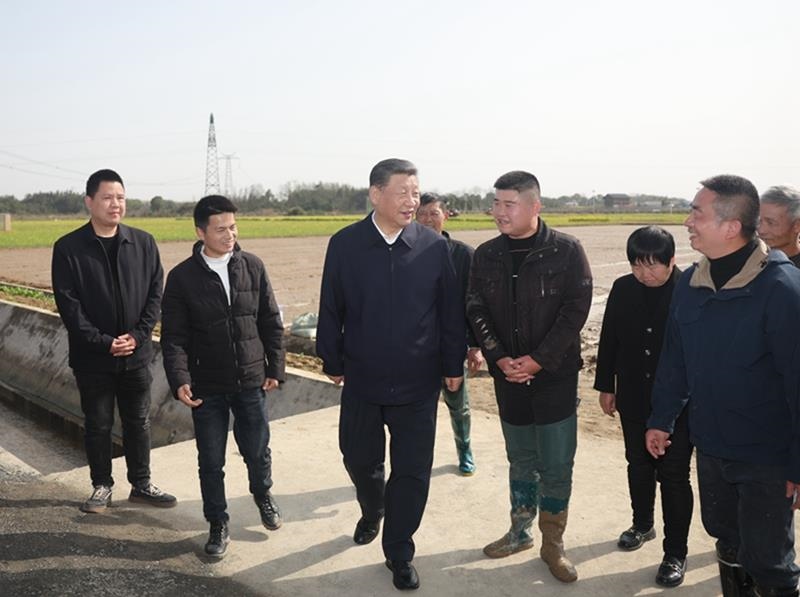 2024年3月19日，習(xí)近平總書記在湖南常德市鼎城區(qū)謝家鋪鎮(zhèn)港中坪村，同種糧大戶、農(nóng)技人員、基層干部親切交流。