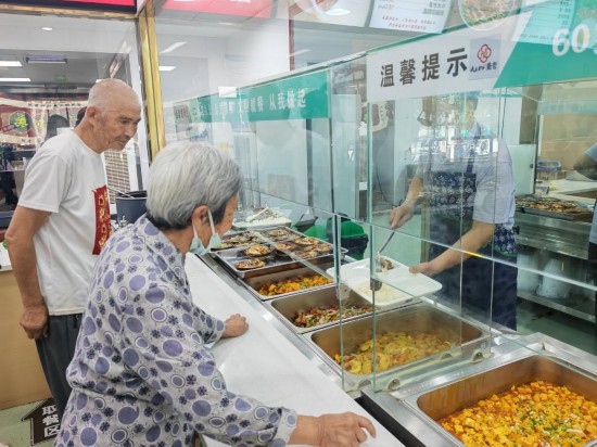 老年人在清水灣社區(qū)食堂就餐。新華社記者 鄒欣媛 攝