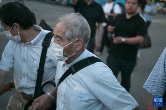 8月12日晚，侵華日軍第七三一部隊（簡稱“731部隊”）“少年隊”原隊員清水英男，乘機抵達哈爾濱。新華社記者 王松 攝