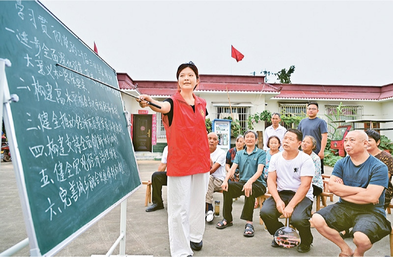 學習好貫徹好黨的二十屆三中全會精神，是當前和今后一個時期全黨全國的一項重大政治任務。圖為2024年7月27日，四川省眉山市仁壽縣“小黑板”宣講小分隊，向基層黨員干部群眾宣講黨的二十屆三中全會精神。 人民圖片 潘帥/攝