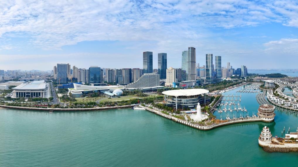 2024年1月24日拍攝的廈門國際會議中心、環(huán)島路一帶濱海城市景觀。新華社記者姜克紅攝