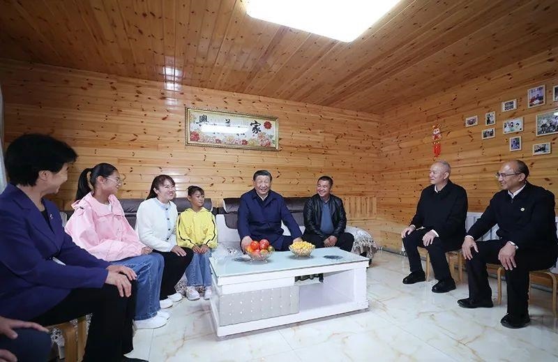 △2023年9月6日，習近平總書記在黑龍江大興安嶺地區(qū)漠河市北極村，同村民史瑞娟一家親切交談。