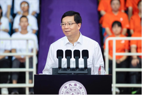 邱勇為新生講授開學(xué)第一課。學(xué)校供圖