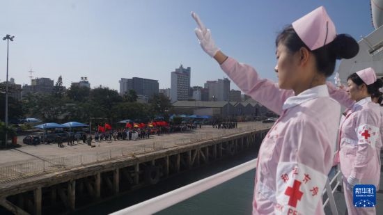 當(dāng)?shù)貢r(shí)間8月16日上午10時(shí)許，執(zhí)行“和諧使命-2024”任務(wù)的中國(guó)海軍“和平方舟”號(hào)醫(yī)院船圓滿結(jié)束對(duì)莫桑比克的訪問，駛離馬普托港，前往本次任務(wù)第五站南非。新華社發(fā)（曹春耀 攝）