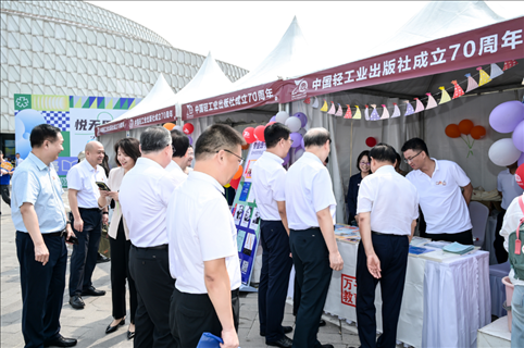 “書香滿園·輕閱七十年”圖書文化歡樂市集開市。主辦方供圖