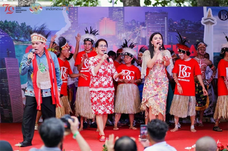 大使夫婦與演員一起共唱《明天會更好》。