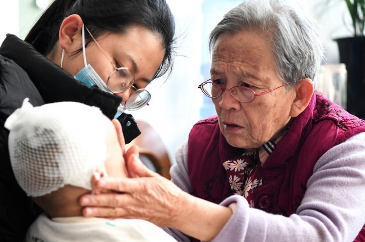 2022年11月16日，在陜西省榆林市佳縣，路生梅（右）在家中為患兒義診。 新華社發(fā)（鄒競一 攝）