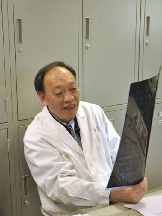 復旦大學附屬華山醫(yī)院感染科終身教授翁心華在工作（資料照片）。 新華社發(fā)